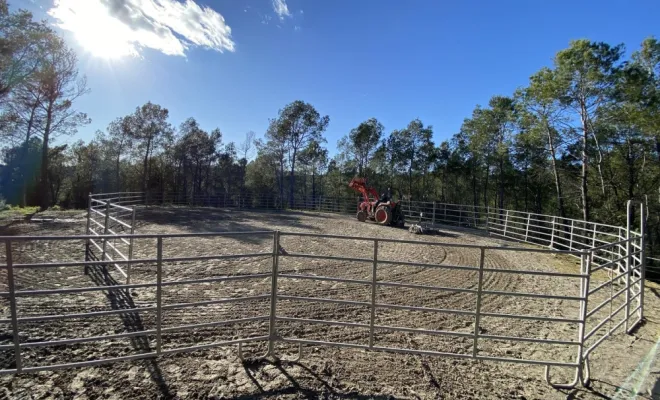 Écuries pour pensions de chevaux à vers Fréjus, Seillans, Les Ecuries de la Cinarca